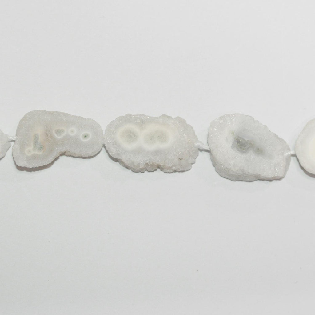 Cuentas ovaladas planas irregulares lisas de cuarzo solar St. de 16" de 13 a 25 mm, aprox. - Hilo de 40 cm.