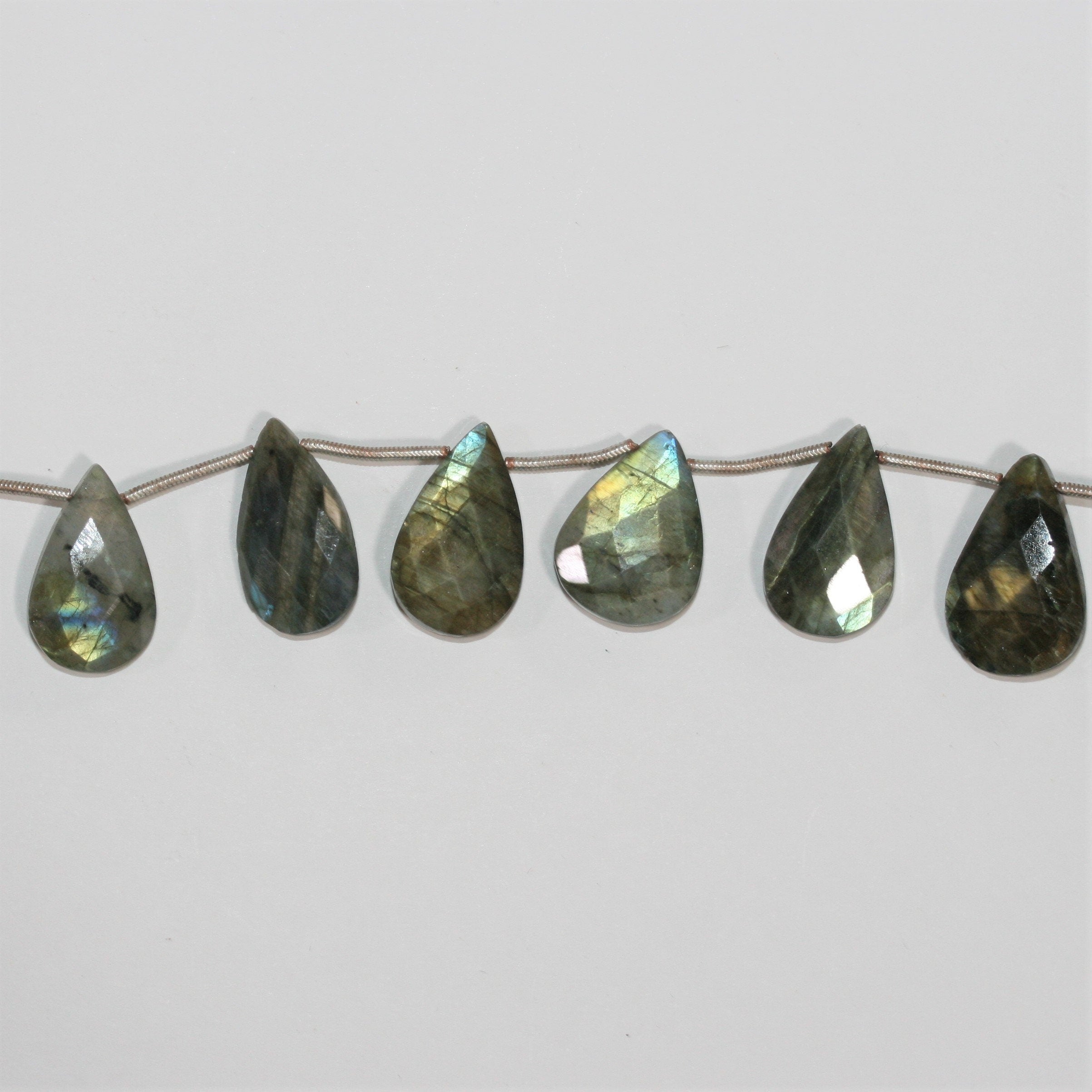 Cuentas de labradorita facetadas de 18 x 13 mm, longitud aproximada de la tira: 18 cm.