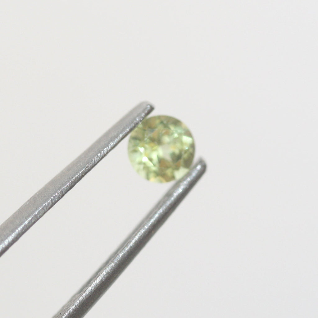 Lot de 10 péridots ronds à facettes de 4 mm, vert olive.