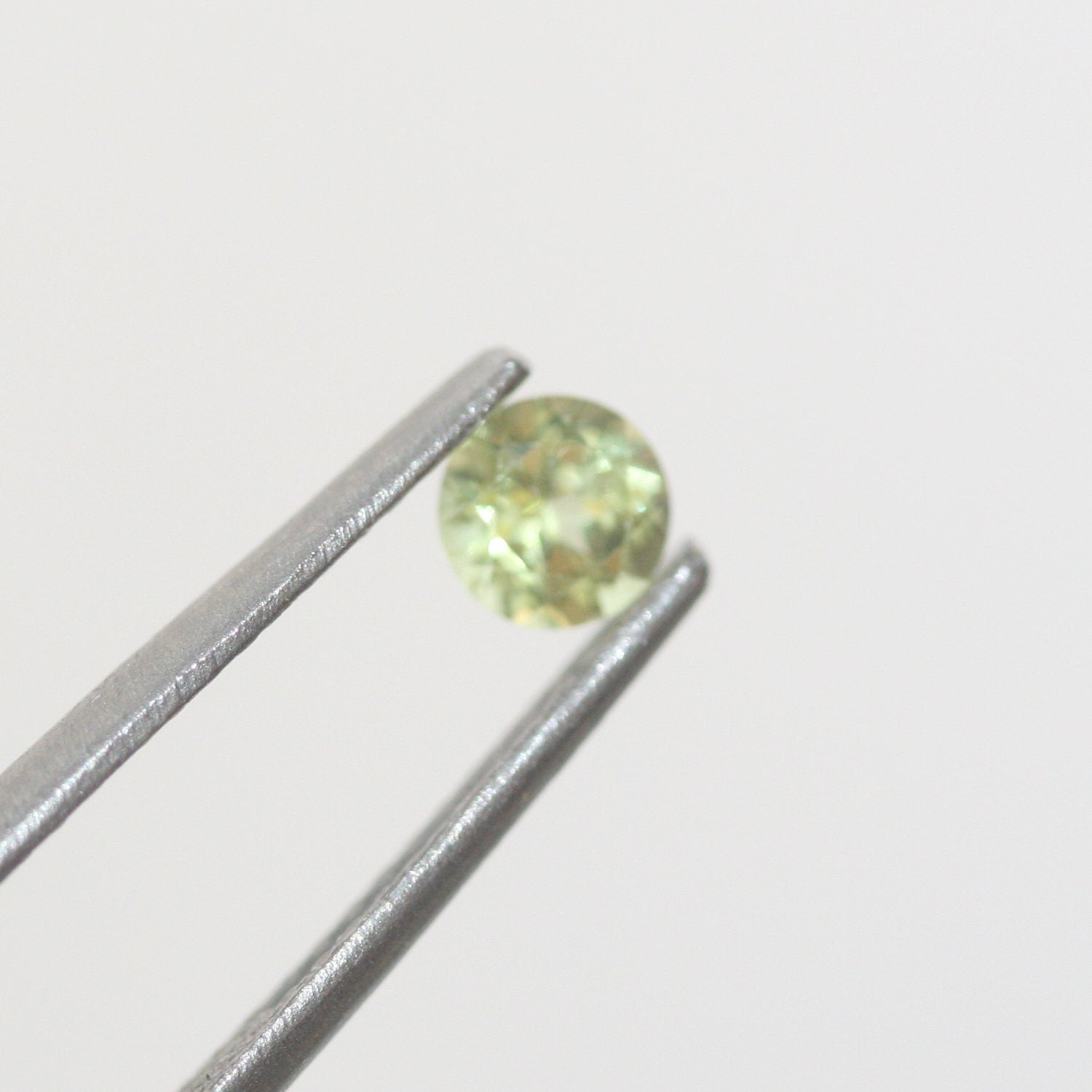 Lot de 10 péridots ronds à facettes de 4 mm, vert olive.