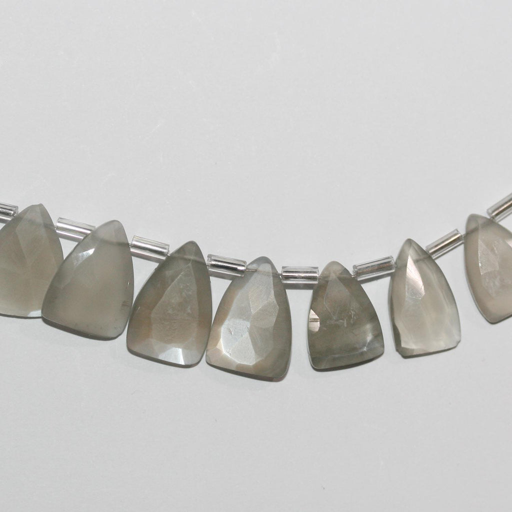 Cuentas de punta de lanza facetadas de piedra lunar gris St. de 8", 12 x 9 mm, aprox. - Hilo de 21 cm.