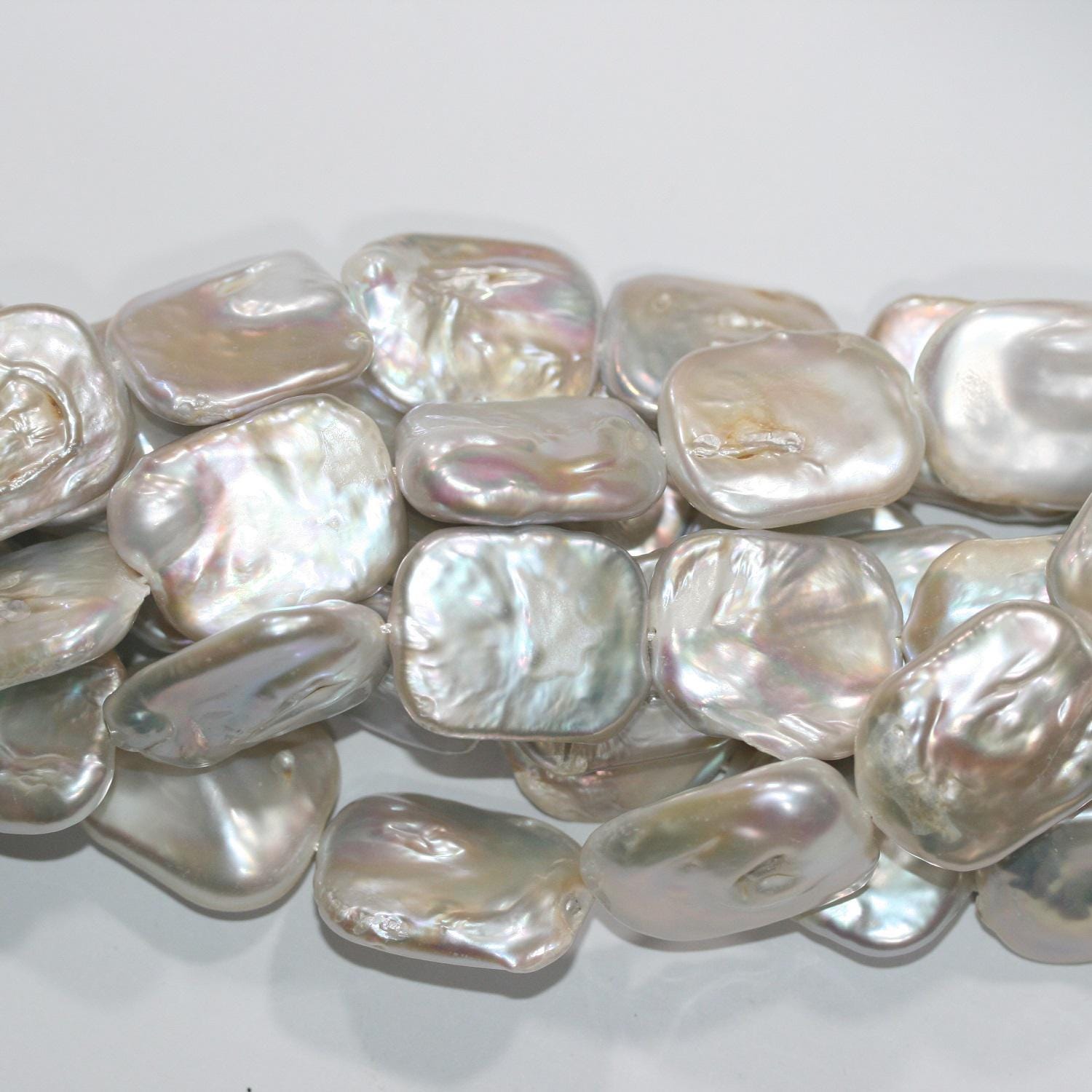 Perles d'eau douce rectangulaires de 40 cm (16 pouces), environ 25 x 20 mm. Collier de 40 cm. Perles naturelles à prix de gros.