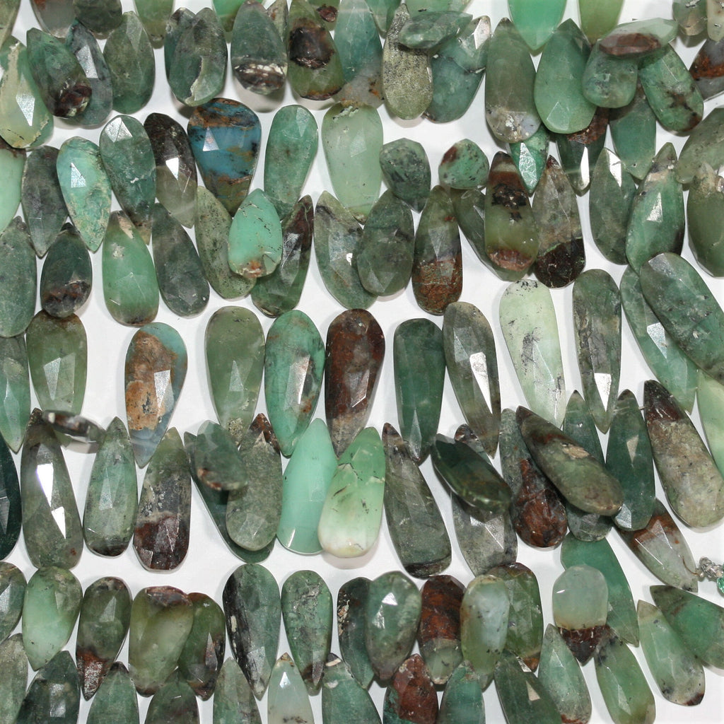 Perles en forme de goutte à facettes de Sainte-Chrysoprase, 8 pouces (16 x 8 mm). Longueur du fil : environ 20 cm.