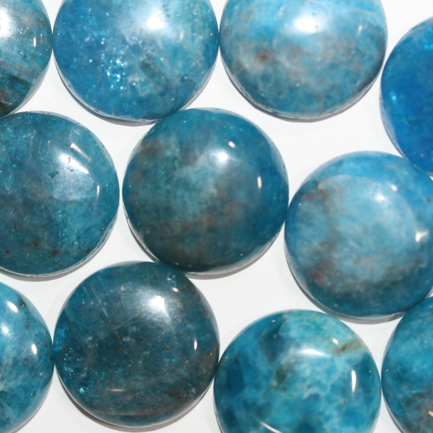 Lote de 4 cabujones redondos lisos de apatita azul de 20 mm. (4 piezas).
