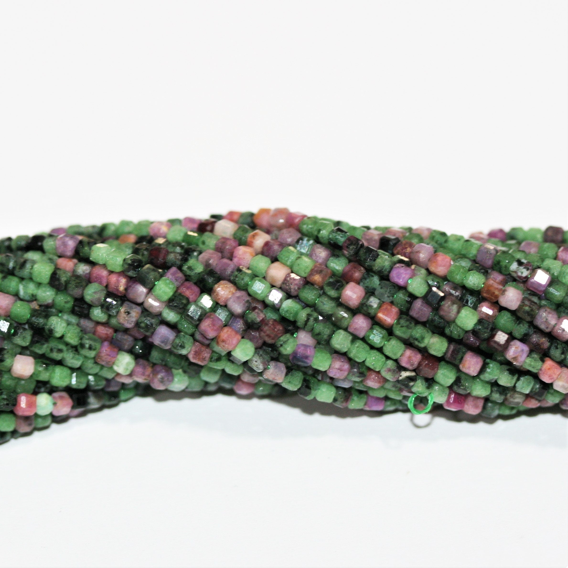 Perles cubiques à facettes en zoïsite rubis St de 15 pouces, 2 mm, brin de 39 cm.
