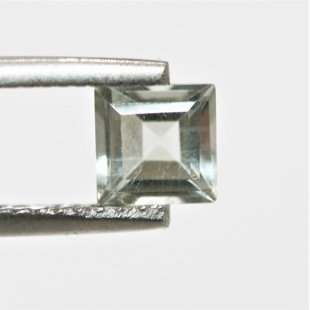 Lot de 10 pierres carrées à facettes de prasiolite de 6 mm.