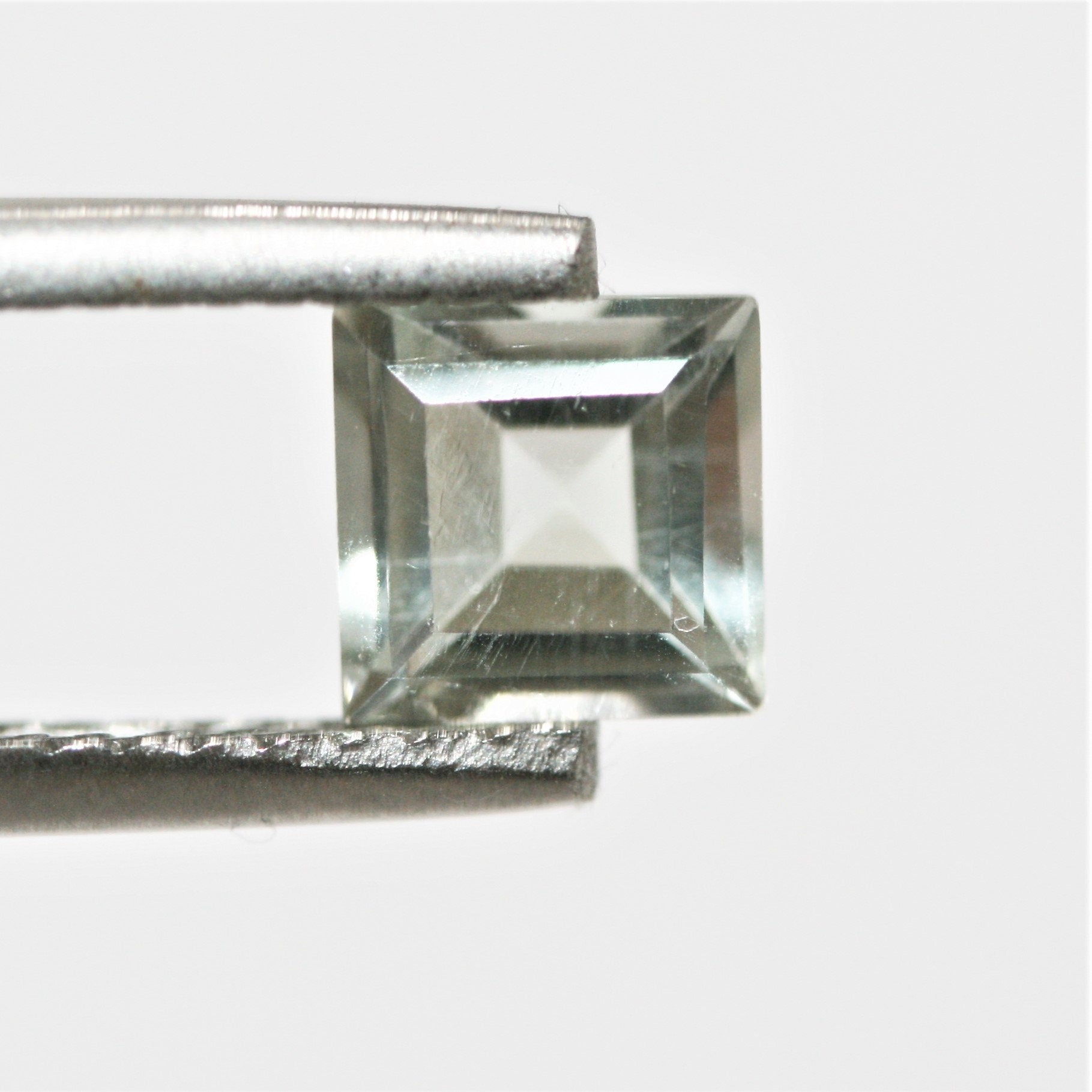 Lot de 10 pierres carrées à facettes de prasiolite de 6 mm.