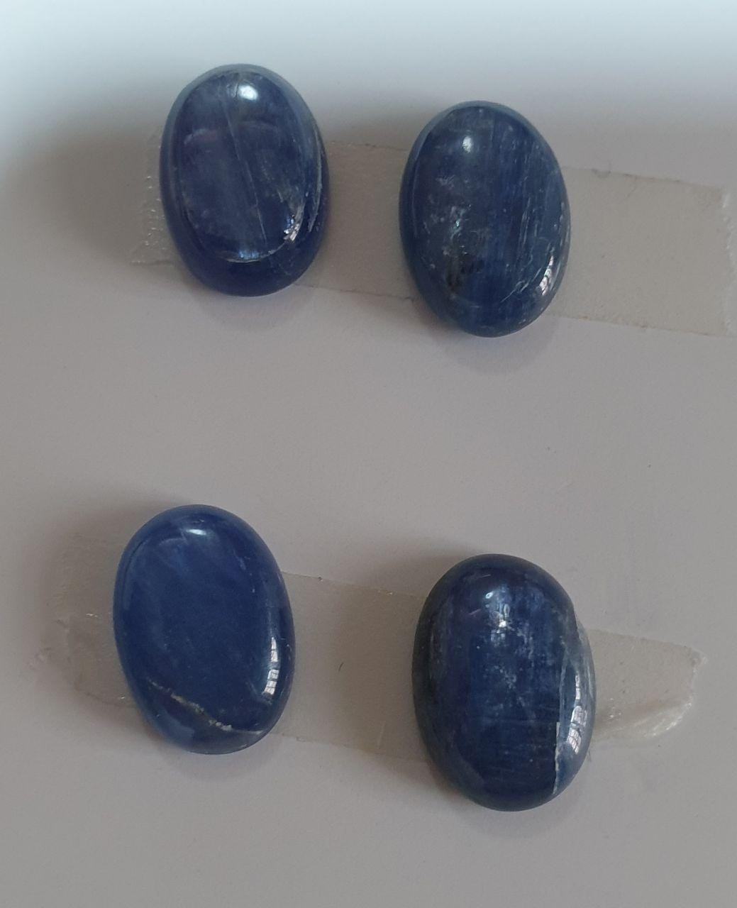 Lote de 4 cabujones ovalados de cianita de 10 x 14 mm. (4 piezas)