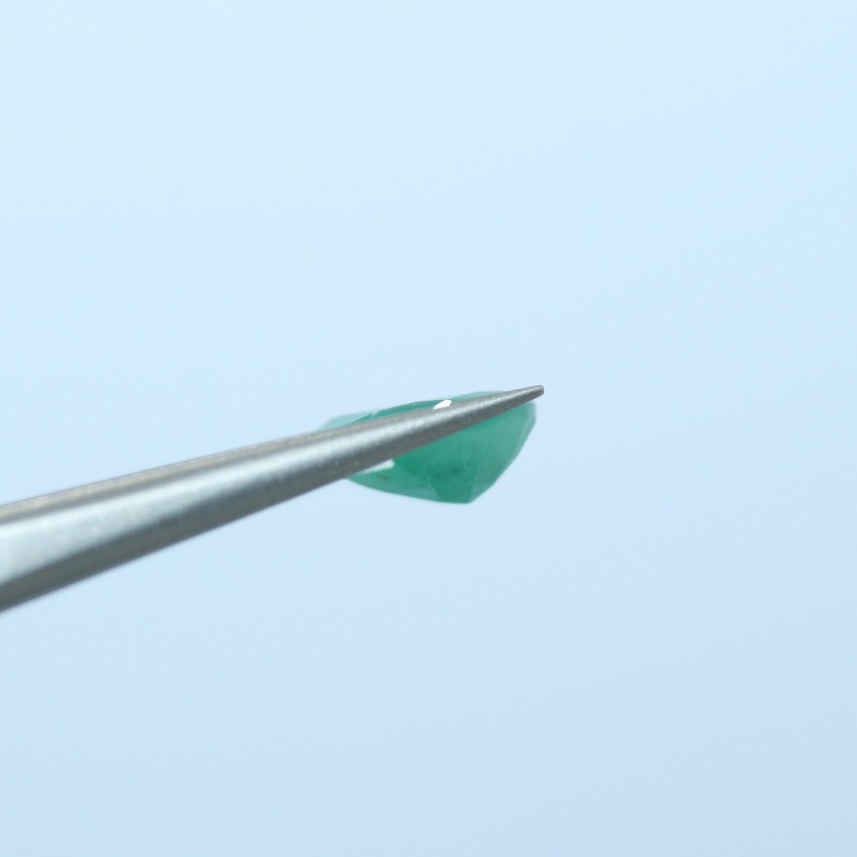 Lot de 8 gouttes émeraude à facettes 9x6mm.