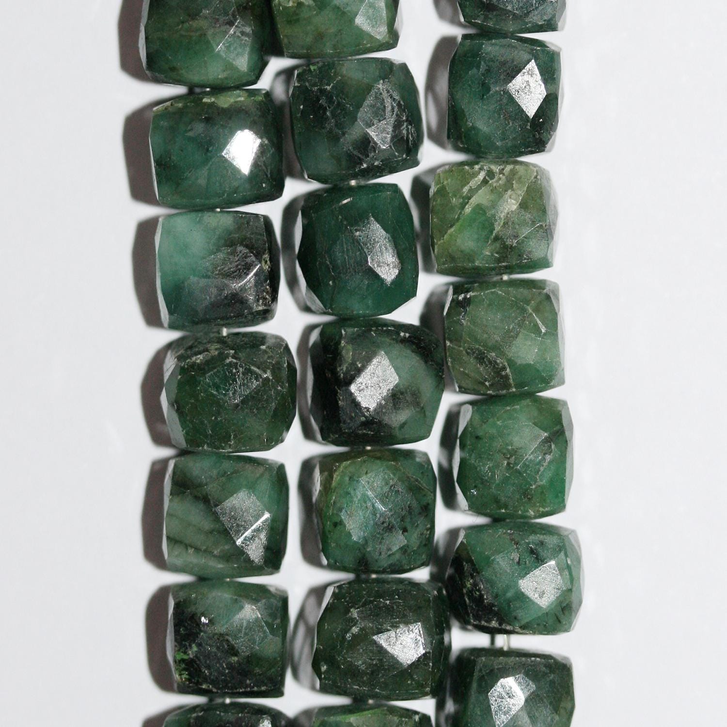 Perles cubiques à facettes émeraude de 20 cm (8-9 mm) - Fil de 20 cm