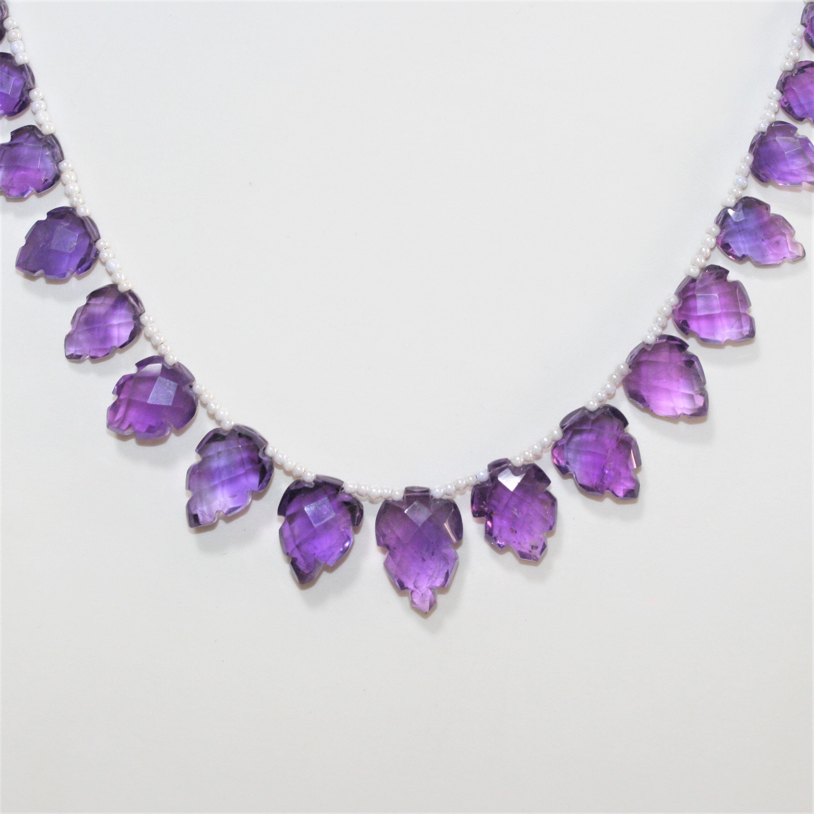 Collier en améthyste à facettes dégradées en forme de feuille 9x7-17x11,5mm.