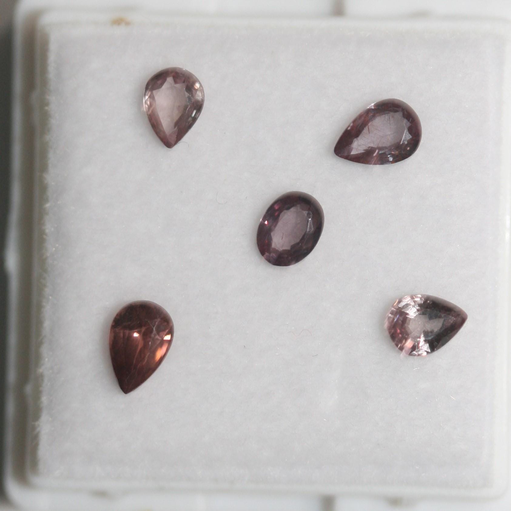 Lote de 5 granates facetados que cambian de color, ovalados y colgantes, de 4,5 x 3,5 mm aproximadamente. Paquetes de piedras preciosas. Precio al por mayor.