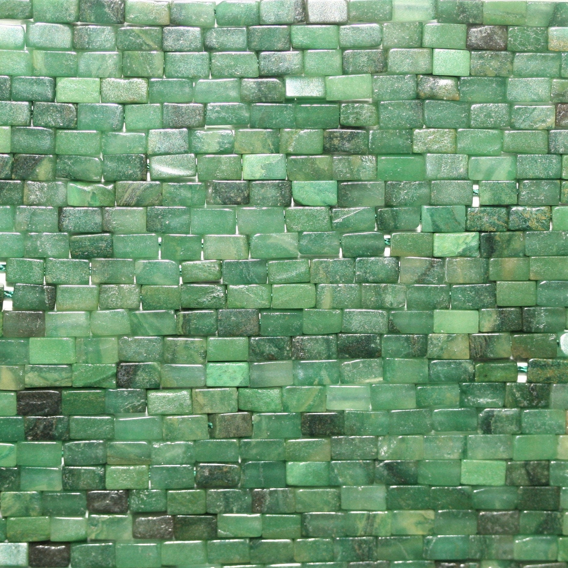 15" Perles prismatiques lisses en grenat vert St 4x2mm.- Brin 39cm.