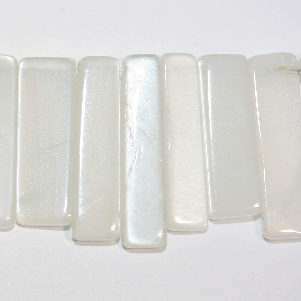 Perles rectangulaires lisses en pierre de lune de 8 pouces (17 x 5 mm). Longueur du fil : environ 21 cm.