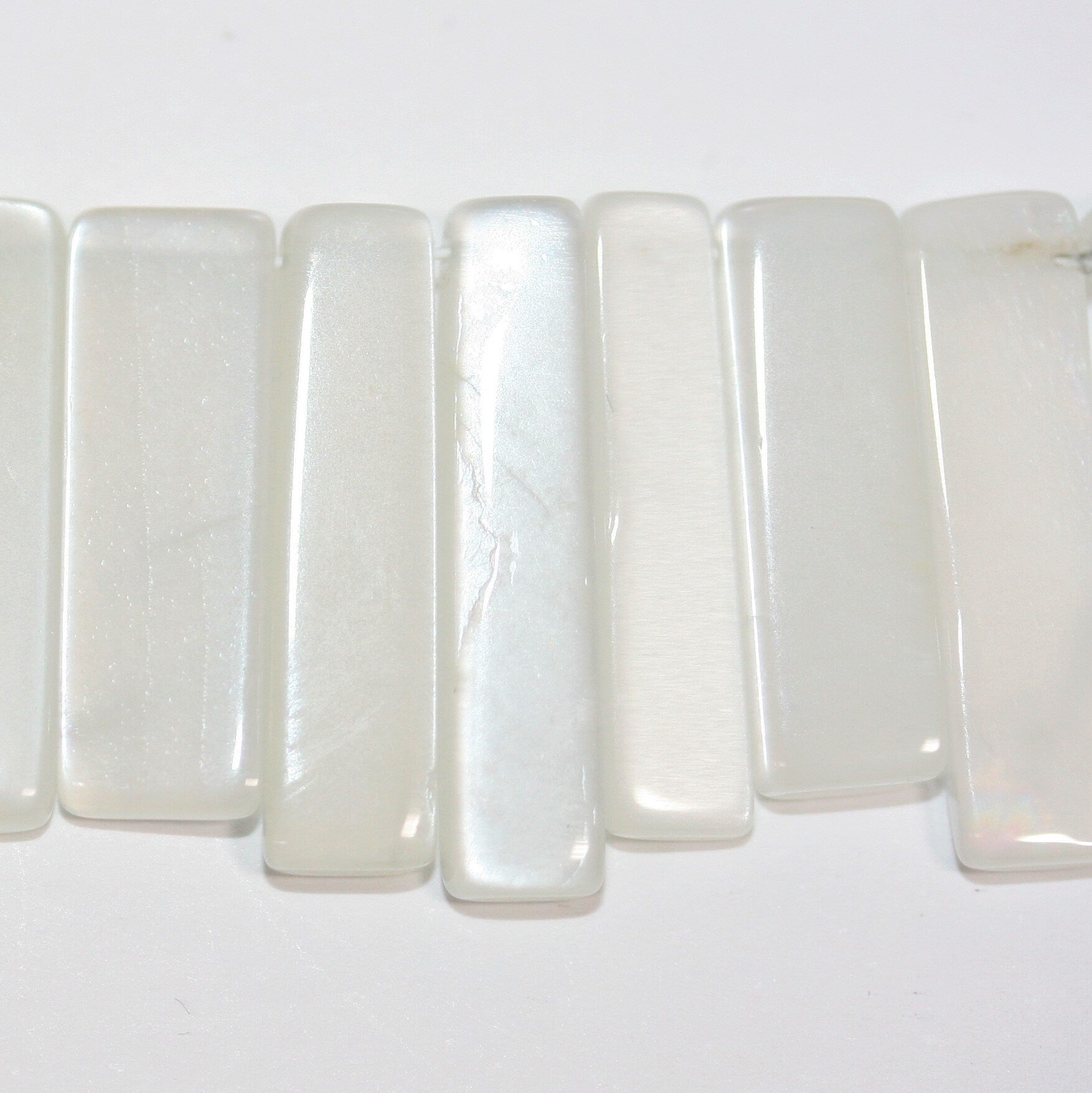 Perles rectangulaires lisses en pierre de lune de 8 pouces (17 x 5 mm). Longueur du fil : environ 21 cm.