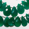 Perles en calchédoine verte de 20 cm (8 pouces) à facettes graduées, 17 x 12 à 24 x 16 mm environ. Longueur du fil : 20 cm.