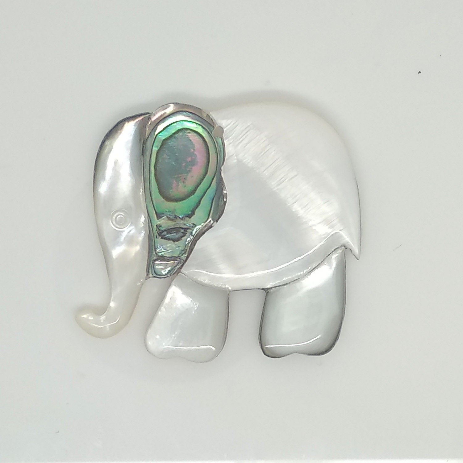 Pendentif éléphant en nacre 40x46mm.-Pendentifs en nacre naturelle et coquillage-Nacre