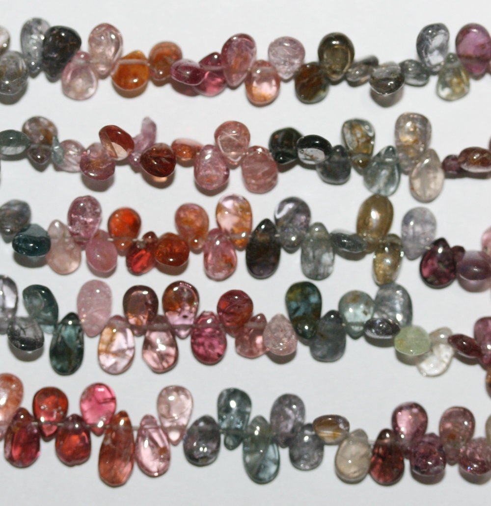 Perles en spinelle multicolores lisses en forme de goutte, 7 x 4 mm environ. Longueur du fil : 20 cm.