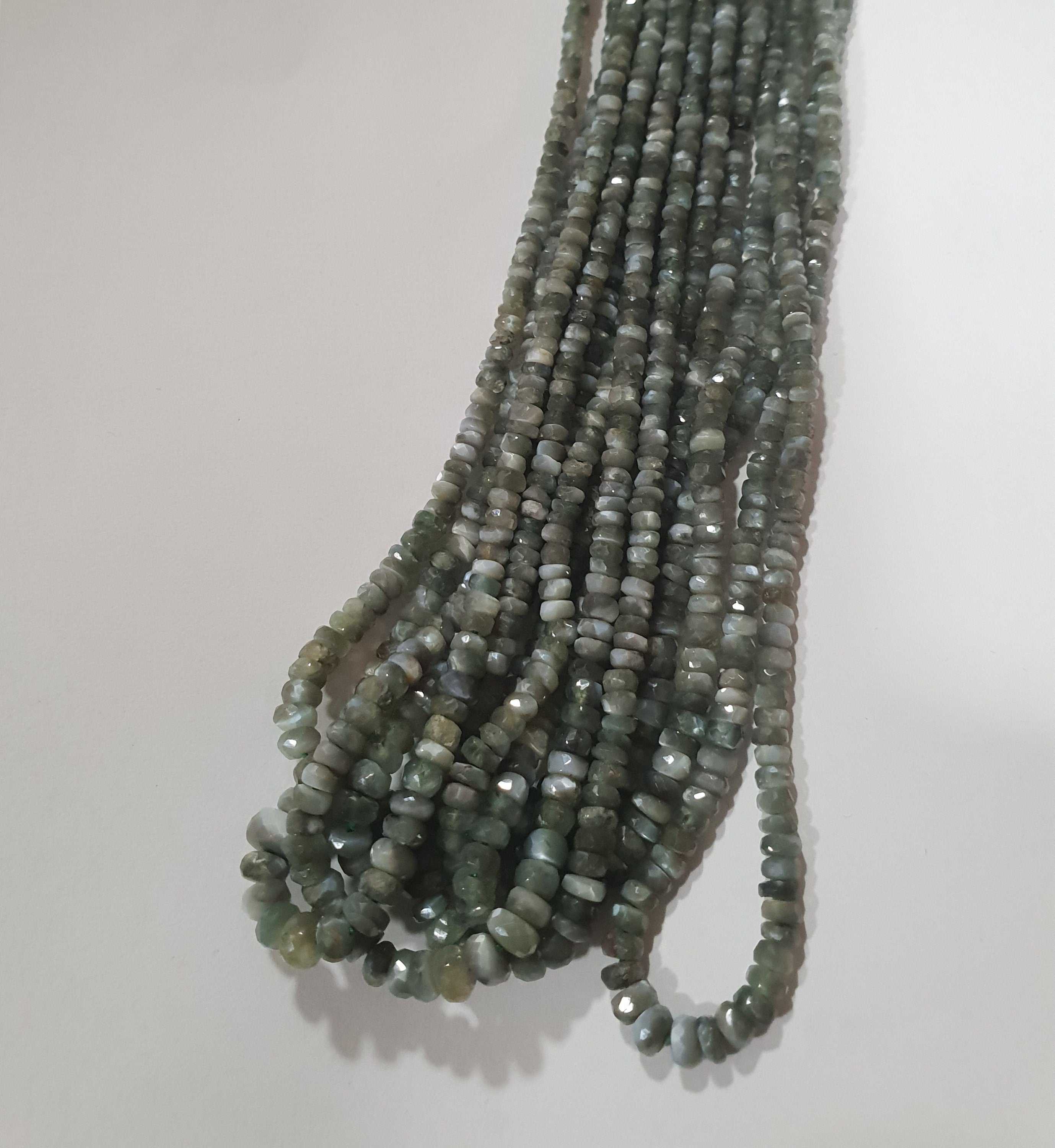 Baguette de 42 cm (16 pouces) en alexandrite naturelle génoise, facettée et graduée, 2 x 1,5 à 4 x 2,5 mm.