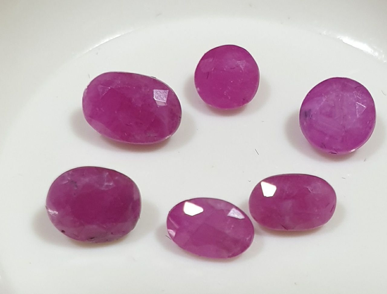 Lote mixto de rubíes, tamaño y forma, facetados, redondos y ovalados. Parcelas de piedras preciosas. Precio al por mayor de piedras sueltas. Gemas naturales.