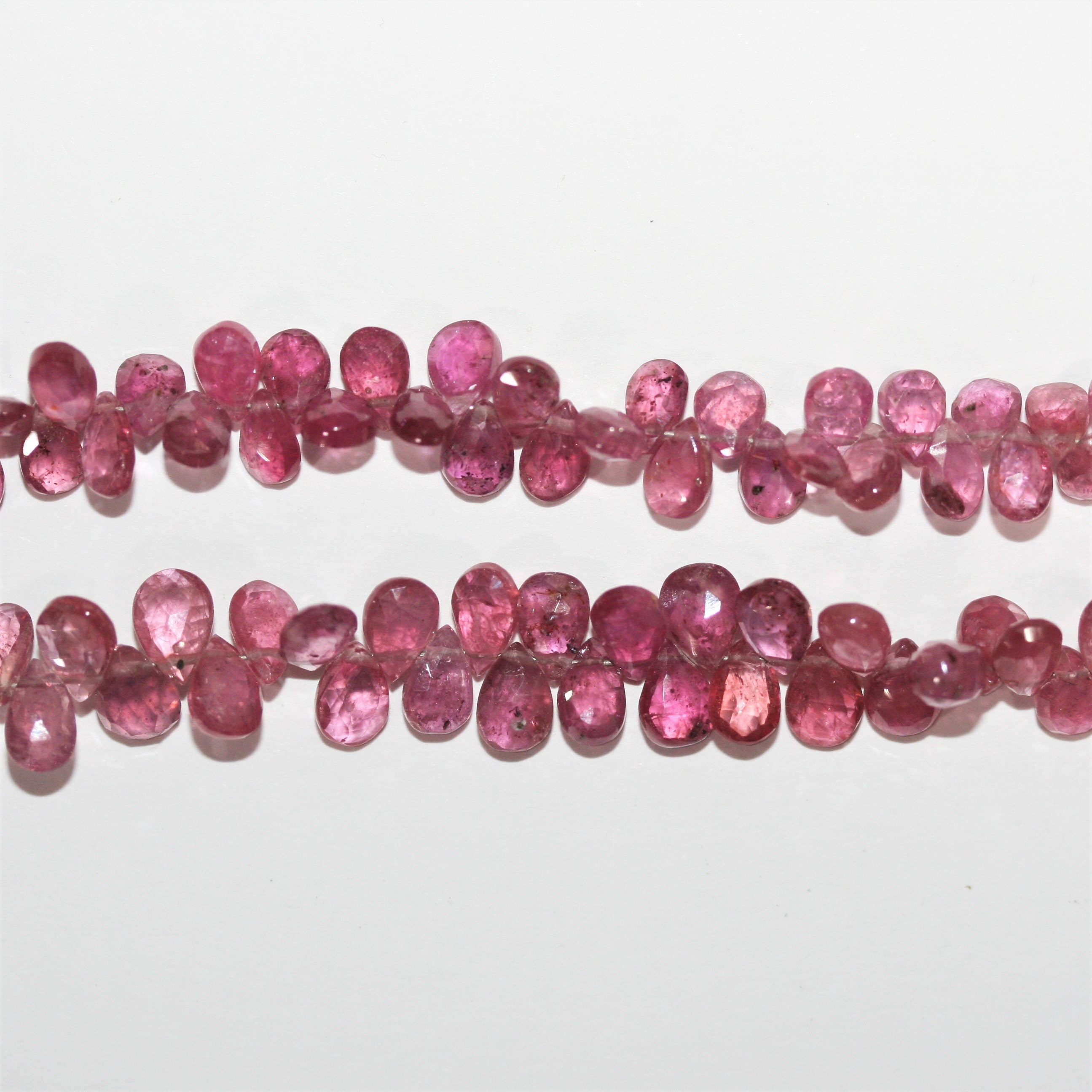 Perles en saphir rose facettées en forme de goutte de 8 pouces, 6 x 4 mm. - Fil de 20 cm.