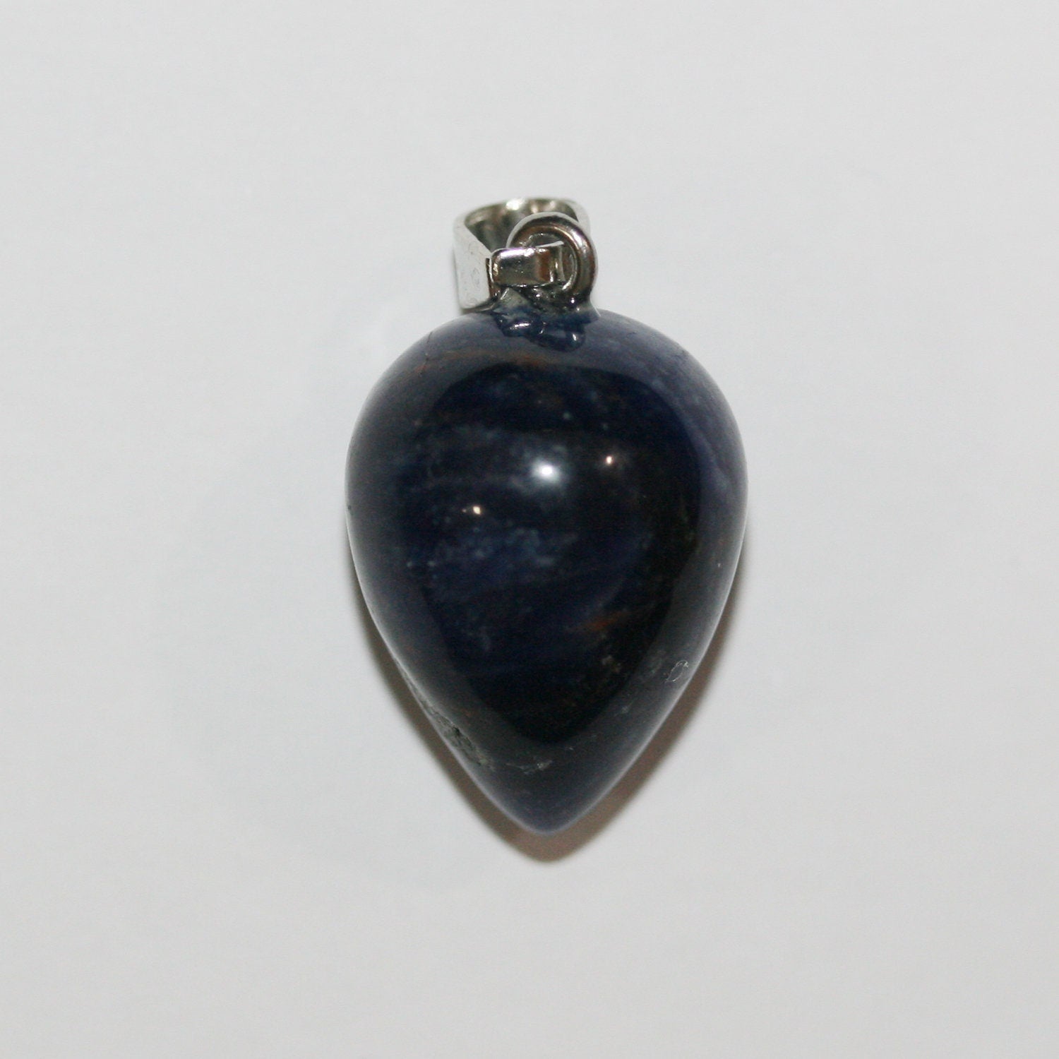 Pendentif goutte lisse en sodalite 22x16mm.