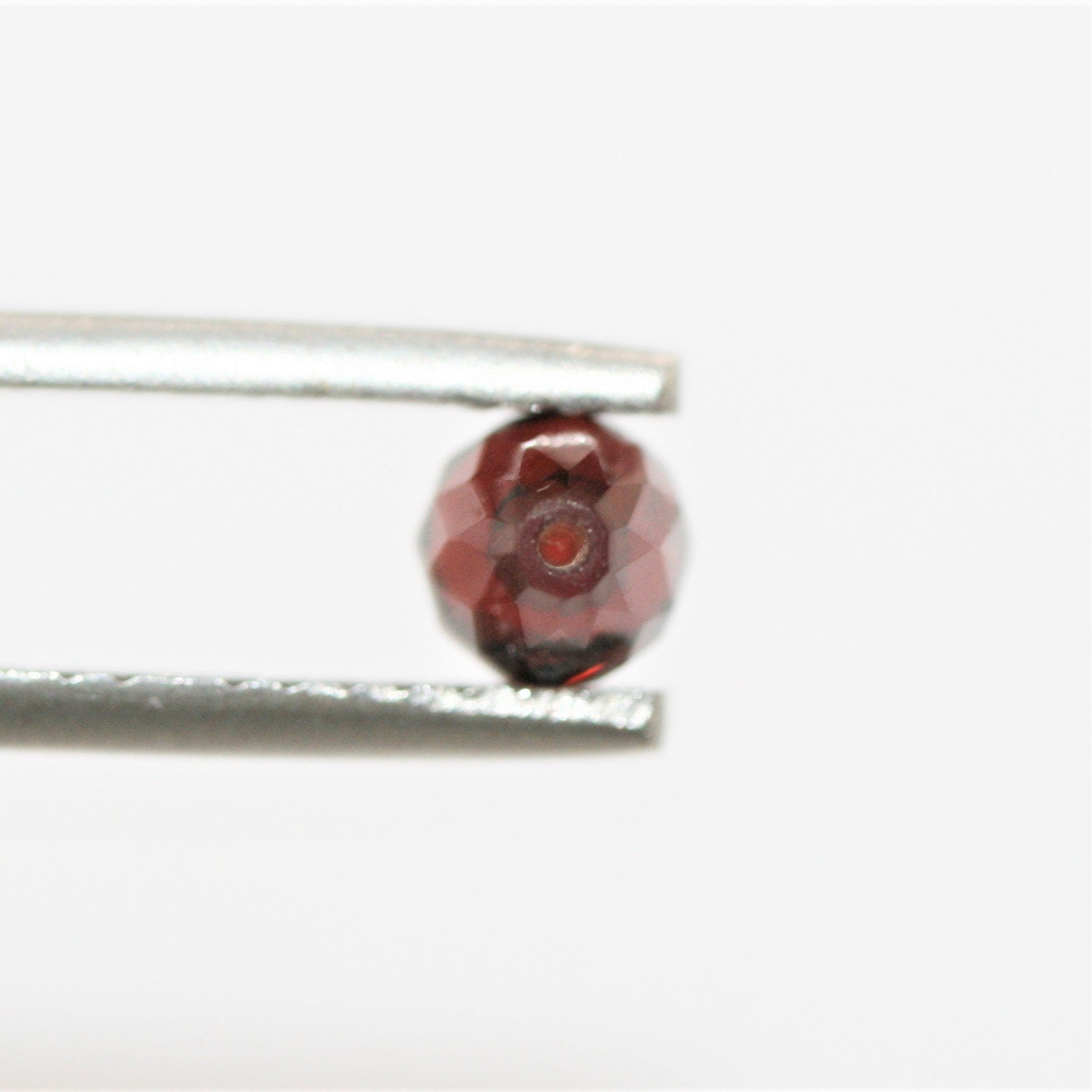 Paire de grenats demi-percés à facettes en forme de goutte 7x5mm.