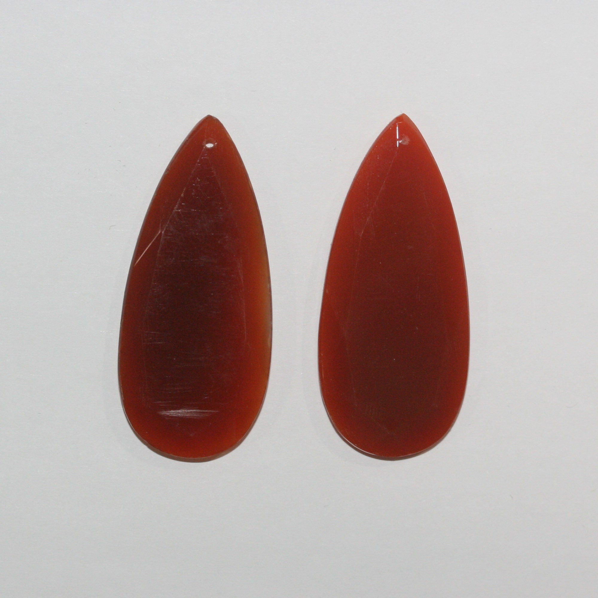 Colgantes de gota facetada de calcedonia naranja de 45 x 25 mm (1 par)