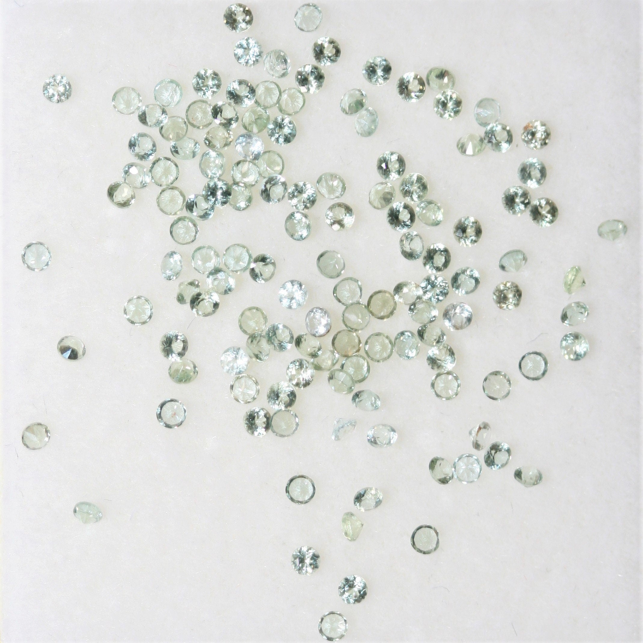 Lote de Tsavorita Redonda Facetada de 1,5 mm - Lote de 2 Quilates