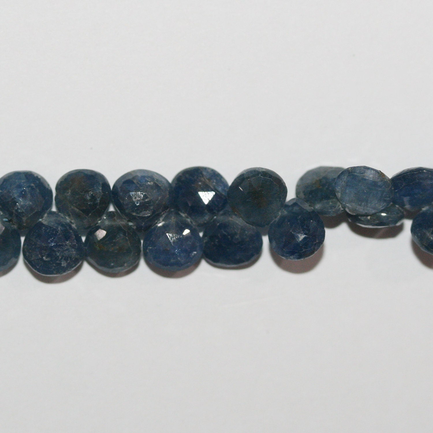 Perles en saphir facettées en forme de goutte de 8 pouces (5-6 mm). - Fil de 20 mm.