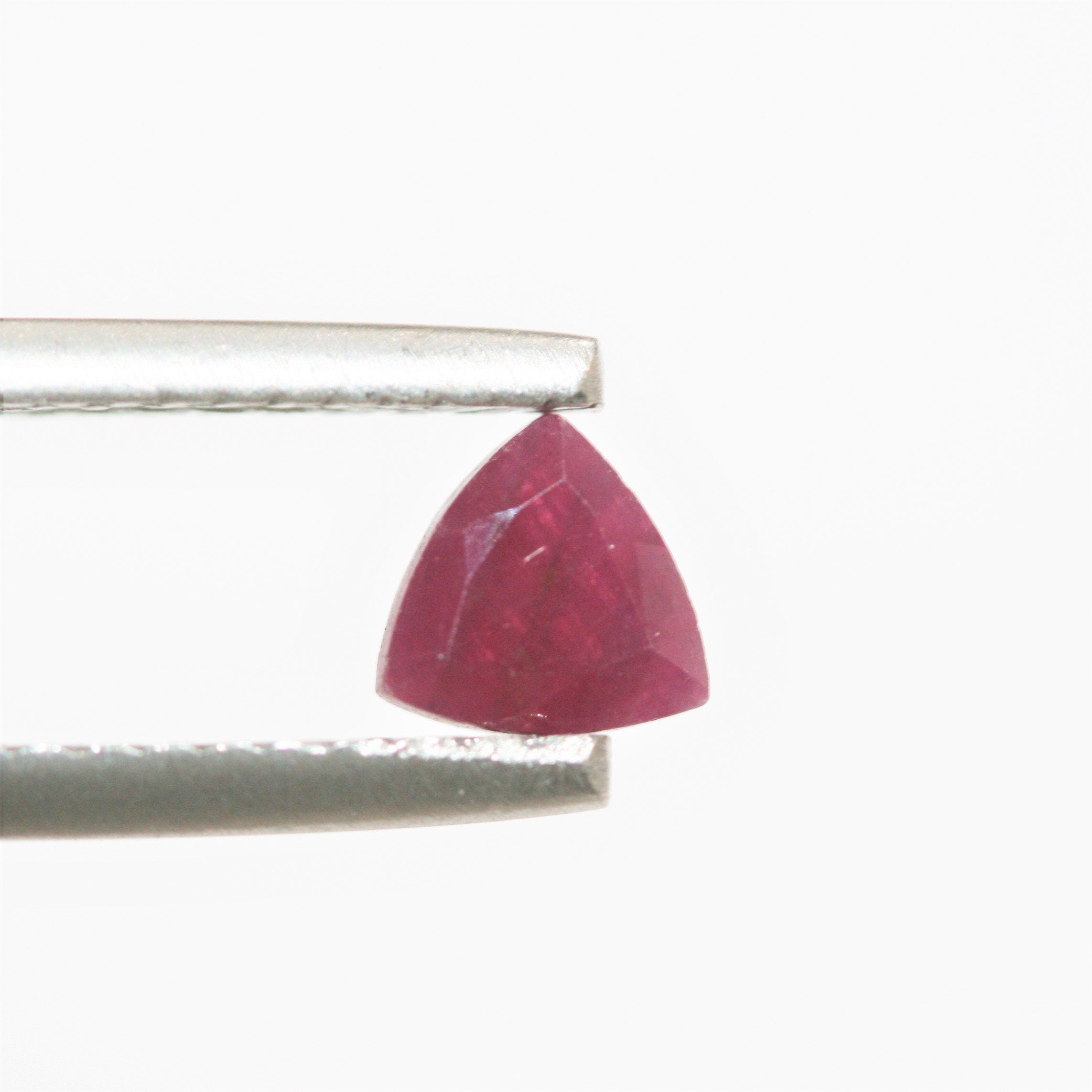 Lot de 4 rubis facettés taille trillion de 5 mm.