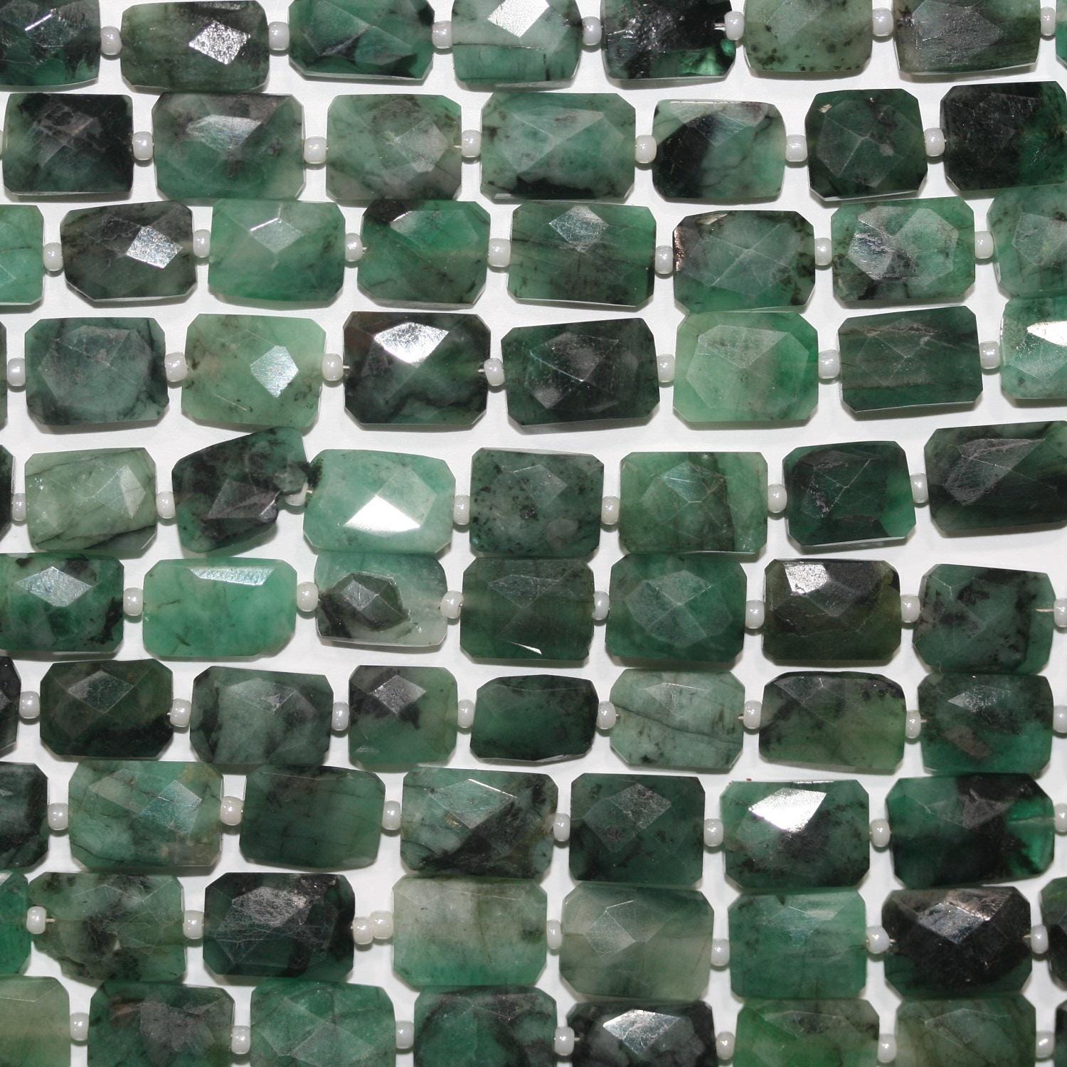 Perles rectangulaires à facettes émeraude de 23 cm (9 pouces), 10 x 7 mm. Longueur approximative du fil : 23 cm. Réf. 14947