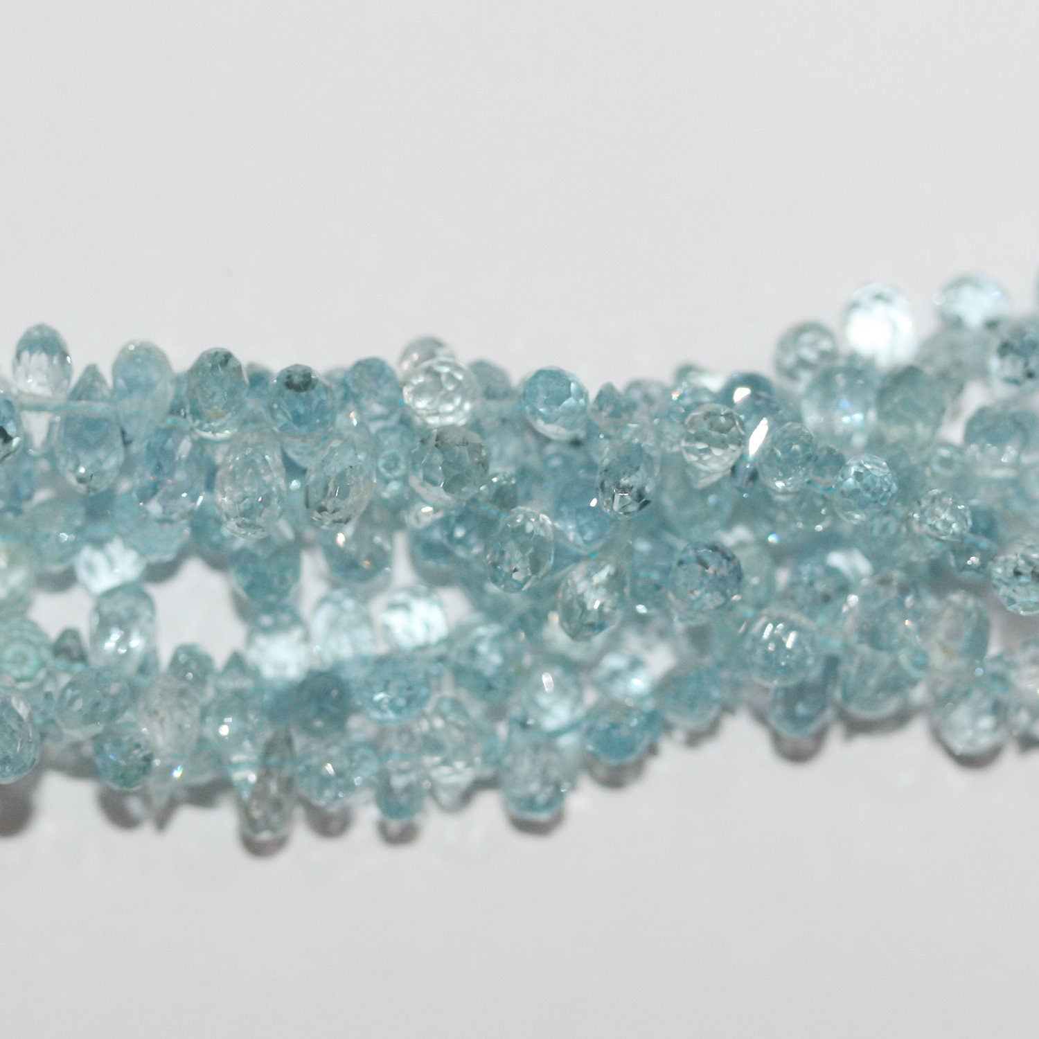 Cuentas de aguamarina facetadas de 8" x 7 x 4 mm, aprox. - Hilo de 20 cm.