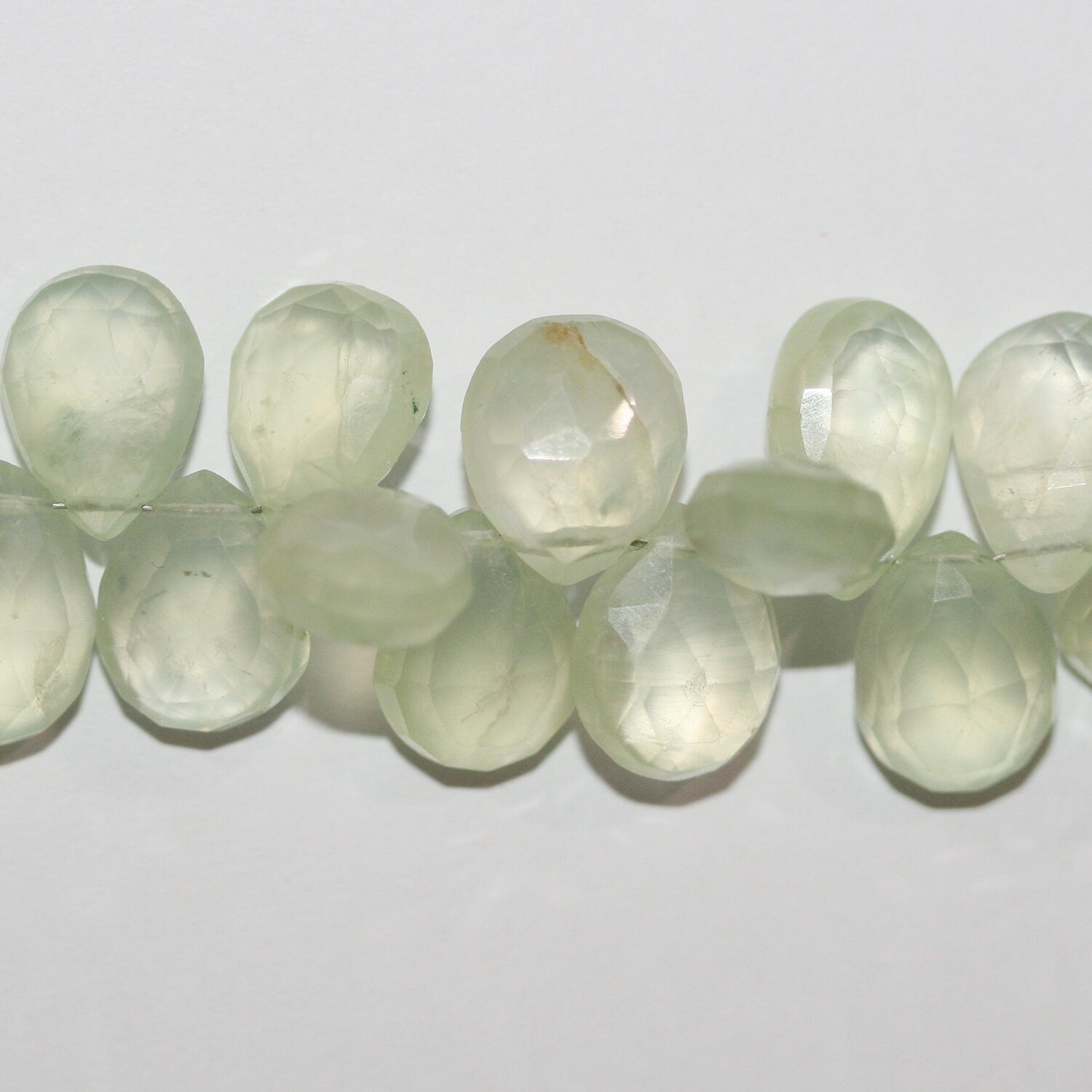 Perles en forme de goutte à facettes de préhnite de 8 pouces, 13 x 9 mm environ - Longueur du brin : 20 cm.