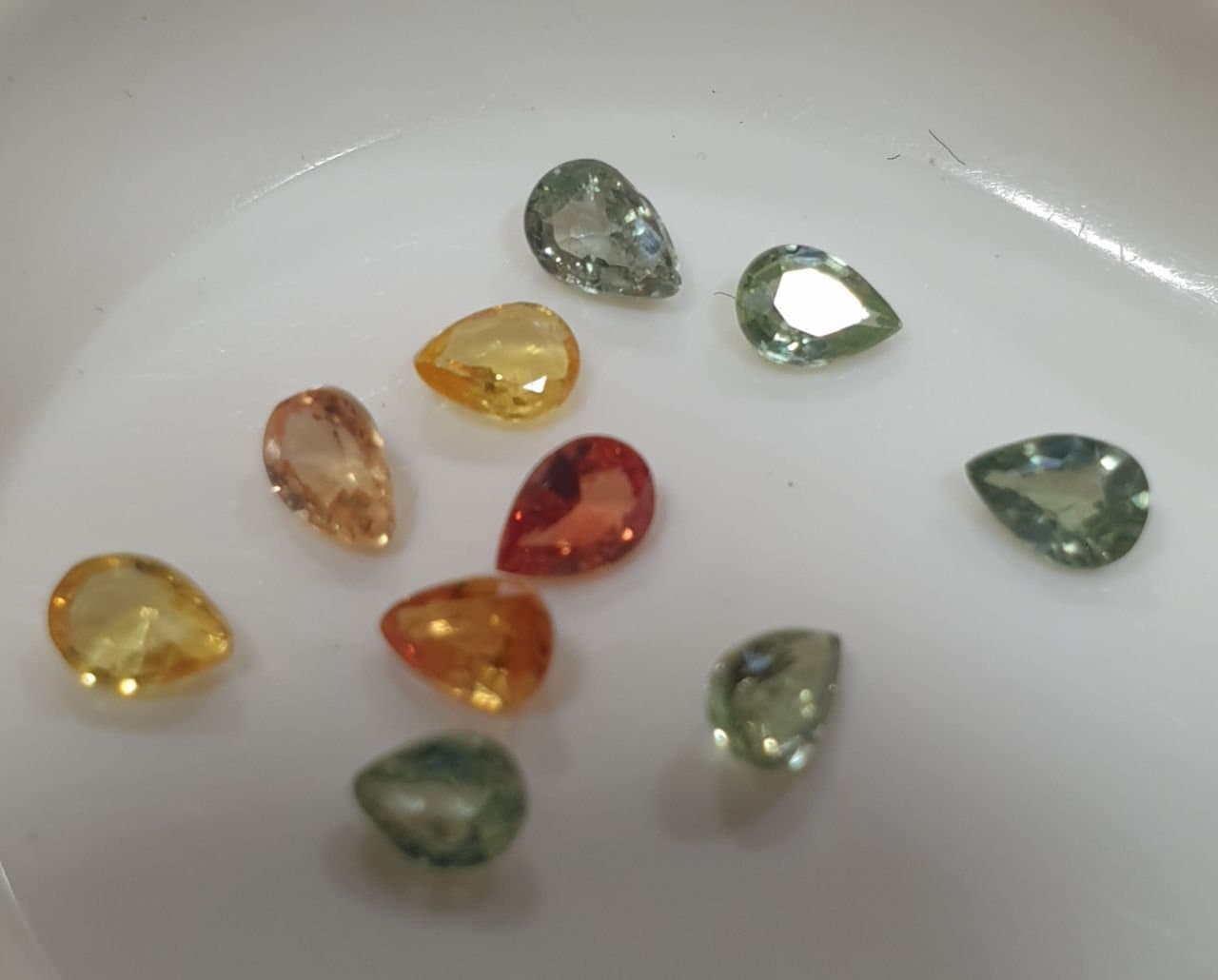 Lot de 10 saphirs multicolores taillés en goutte facettée de 4 x 3 mm - Pierres précieuses en vrac - Prix de gros - Gemmes naturelles