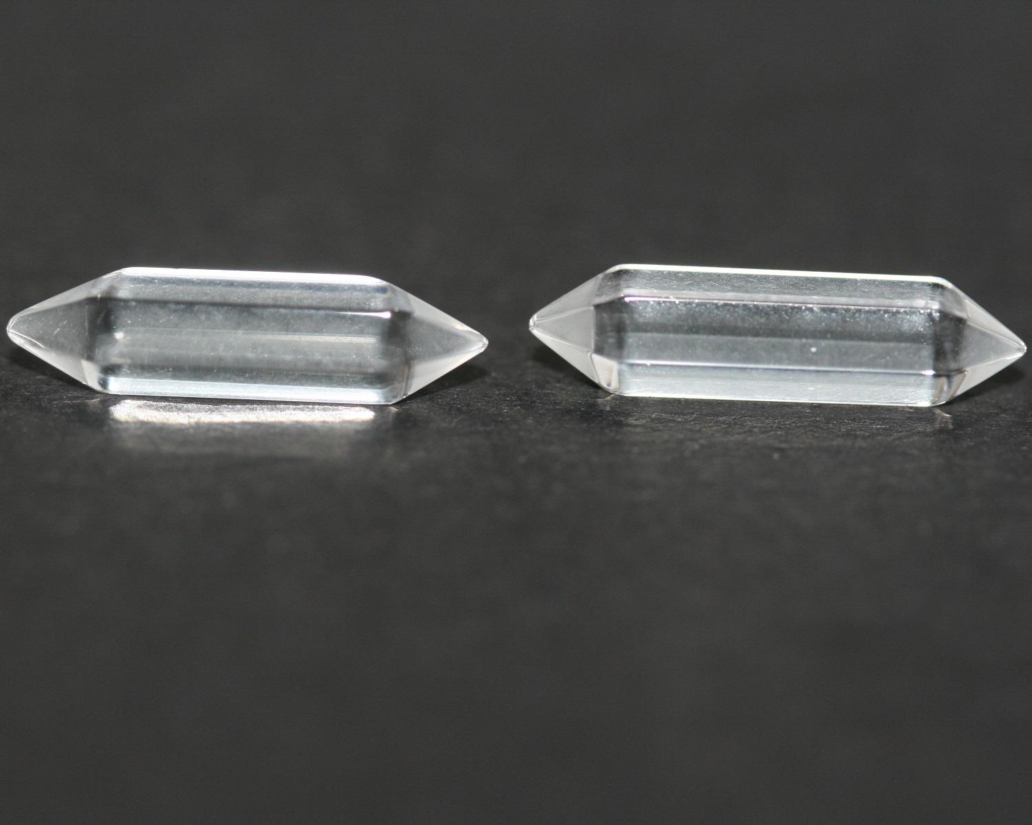 Pendentif en cristal de roche à facettes, pointe sans perçage (1 paire) 17 x 4 mm - Réf. 14821