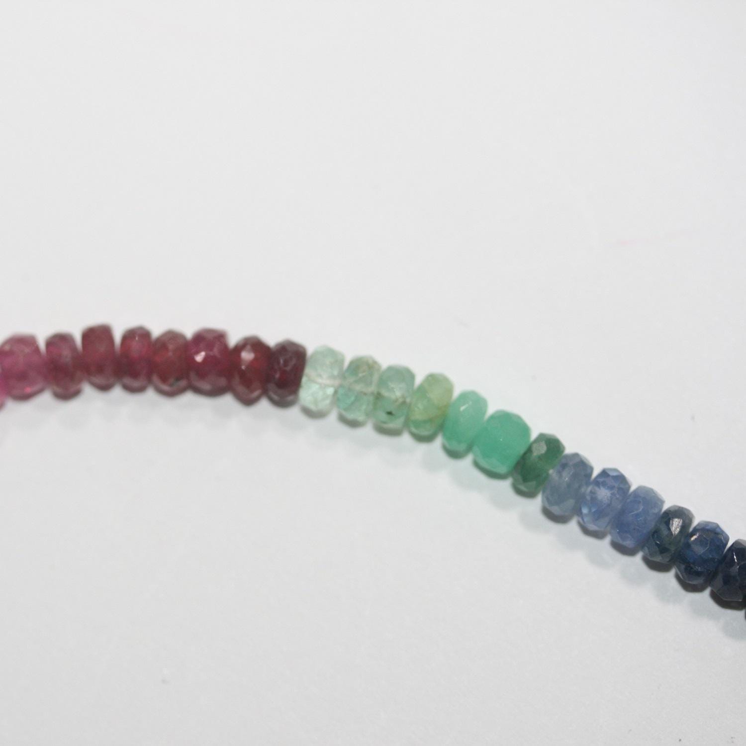 Cuentas redondas facetadas de rubí, zafiro y esmeralda de 40 cm (16"), 4 x 2 mm - Hilo de 40 cm - Artículo 14965