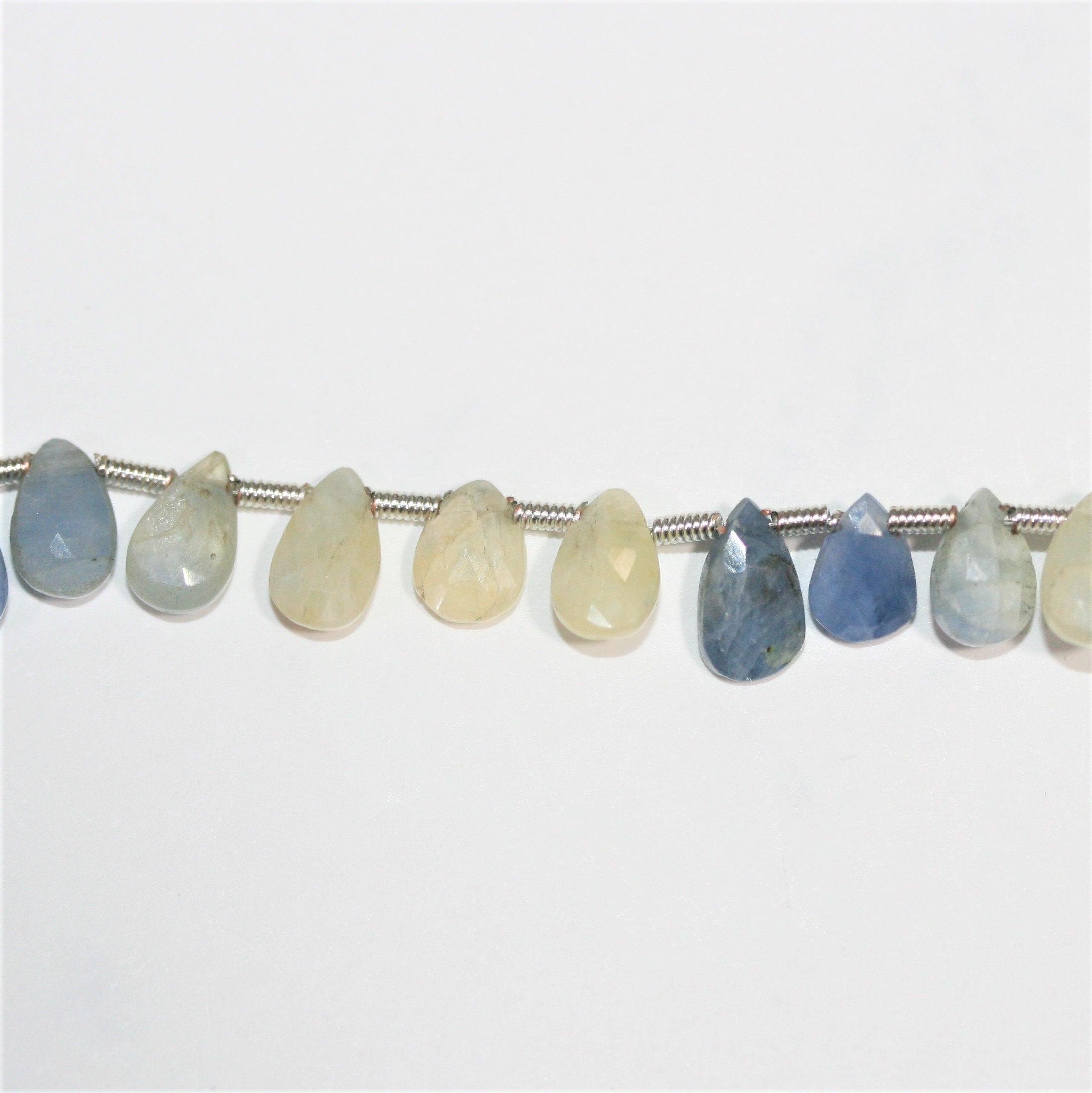 Cuentas de gota facetadas de zafiro azul-amarillo de 8" de St. 7 x 5 mm - Hilo de 20 cm.