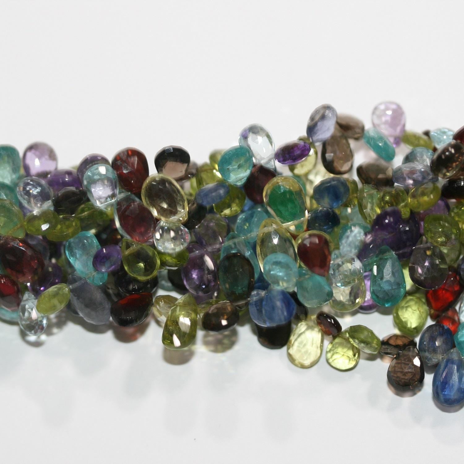 Perles pendantes à facettes en pierre multiple de 20 cm (8 po), 9 x 6 mm environ. Longueur du fil : 20 cm. Réf. 10971