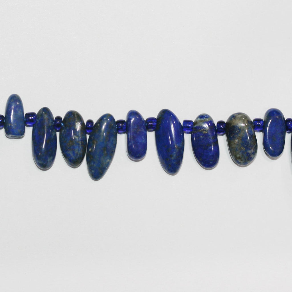 Collier de perles ovales en lapis-lazuli de 15 pouces (environ 39 cm), lisses et irrégulières, de 10 à 18 mm de diamètre. Longueur approximative : 39 cm.