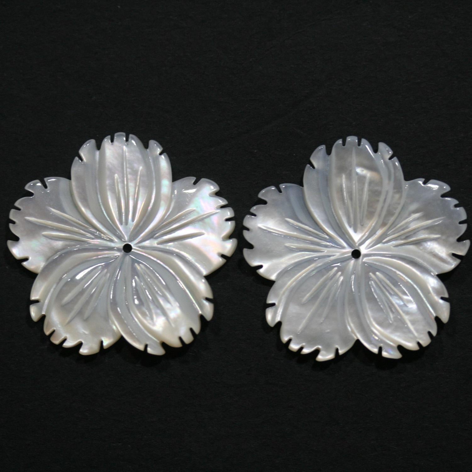 Pendentif en nacre, motif feuille sculptée, 25 mm (1 paire). Réf. 14839