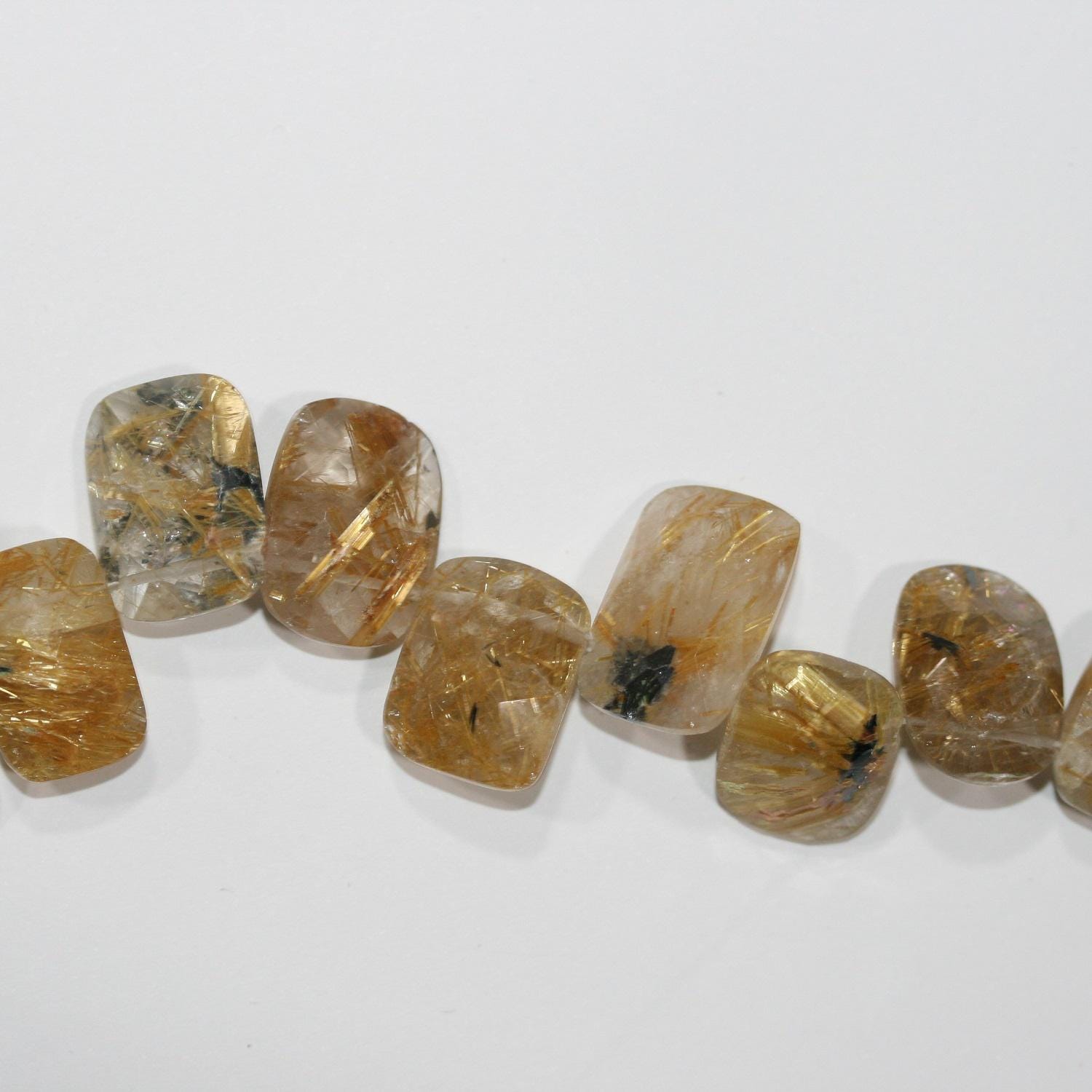 Perles rectangulaires à facettes en quartz rutile de 20 cm (8 po), 14 x 11 mm. Longueur approximative du fil : 20 cm (20 po).