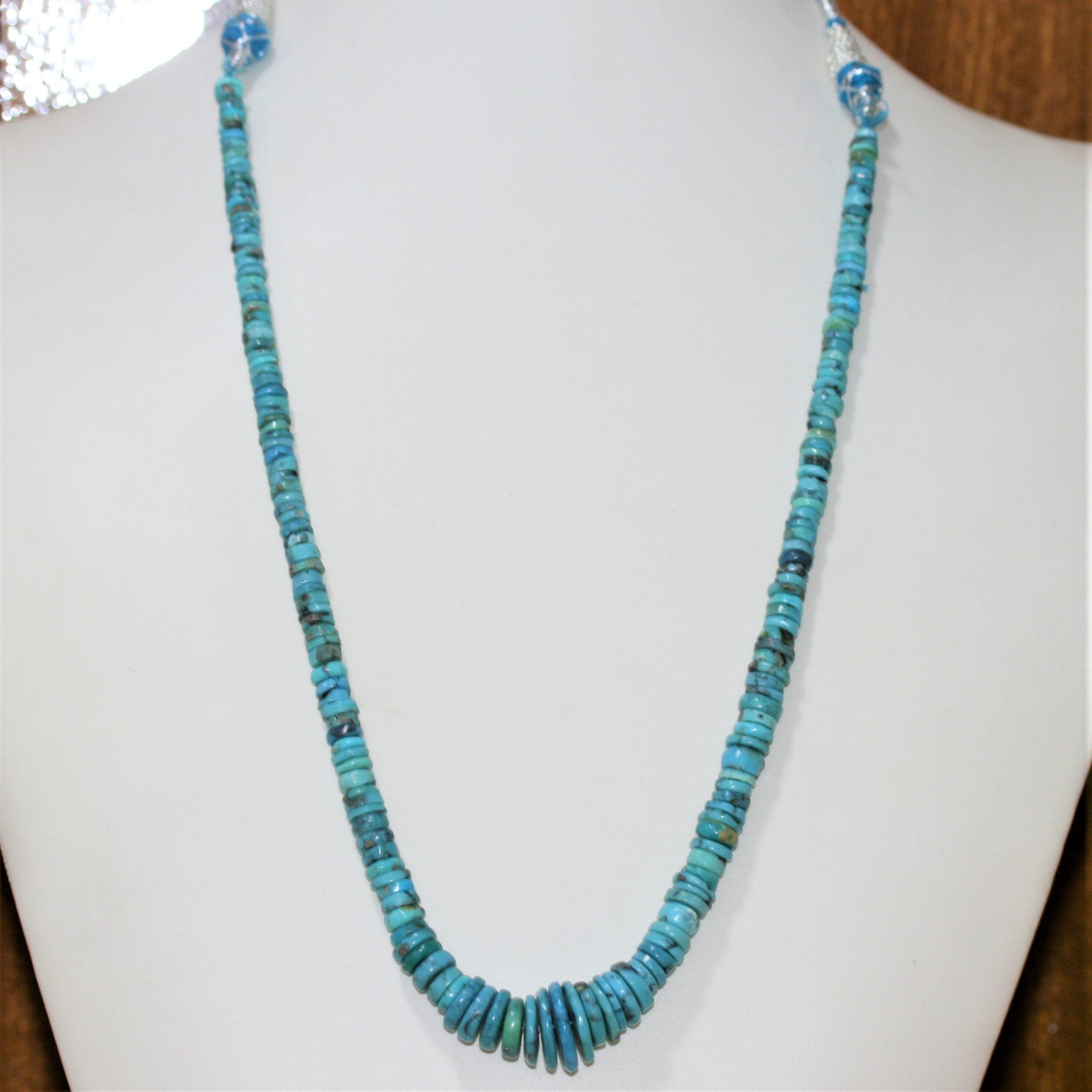 Collier en turquoise St lisse dégradée de 15 pouces (38 cm), 15 x 3 à 5 x 2 mm. Longueur approximative : 38 cm.