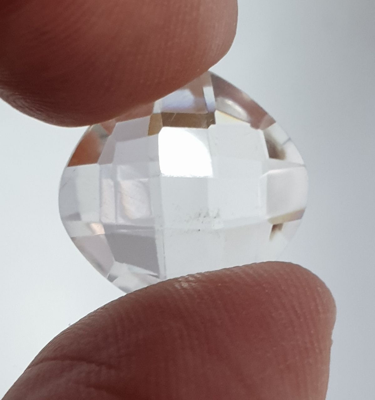 Quartz cristal de roche, taille coussin briolette à facettes carrées, 15 mm.