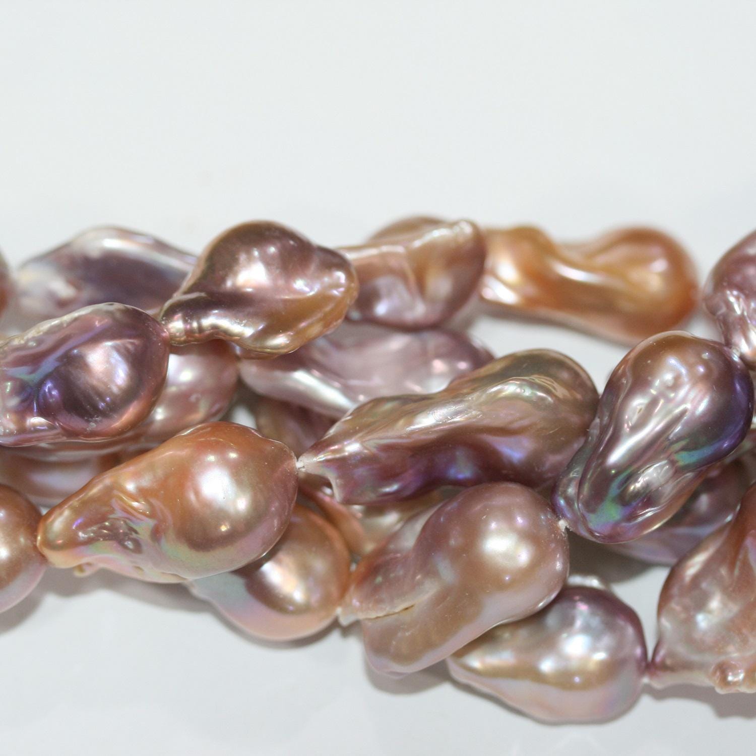 Perles baroques multicolores d'eau douce, 40 cm (16 pouces), 28 x 13 mm. Longueur approximative : 40 cm. Réf. 14788. Perles naturelles à prix de gros.