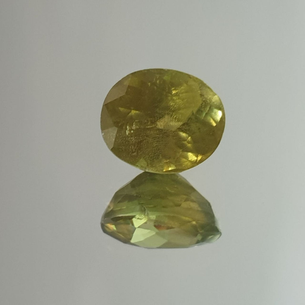 Titanita Esfena Verde Talla Ovalada 7,5x6,5mm 1,69 ct - Lote de Dispersión Natural