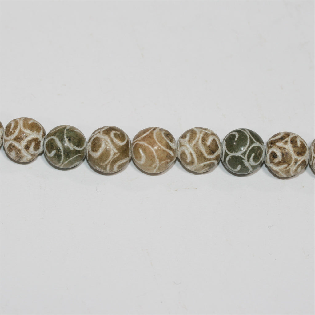 Perles rondes sculptées en jade 13 mm. - Fil de 130 cm environ.