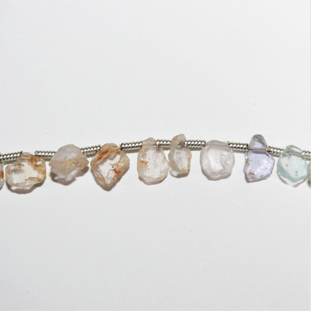 Perles plates irrégulières en saphir de Madagascar de 8 pouces (environ 20 cm), de 6 à 7 mm de diamètre. Longueur du brin : environ 20 cm.