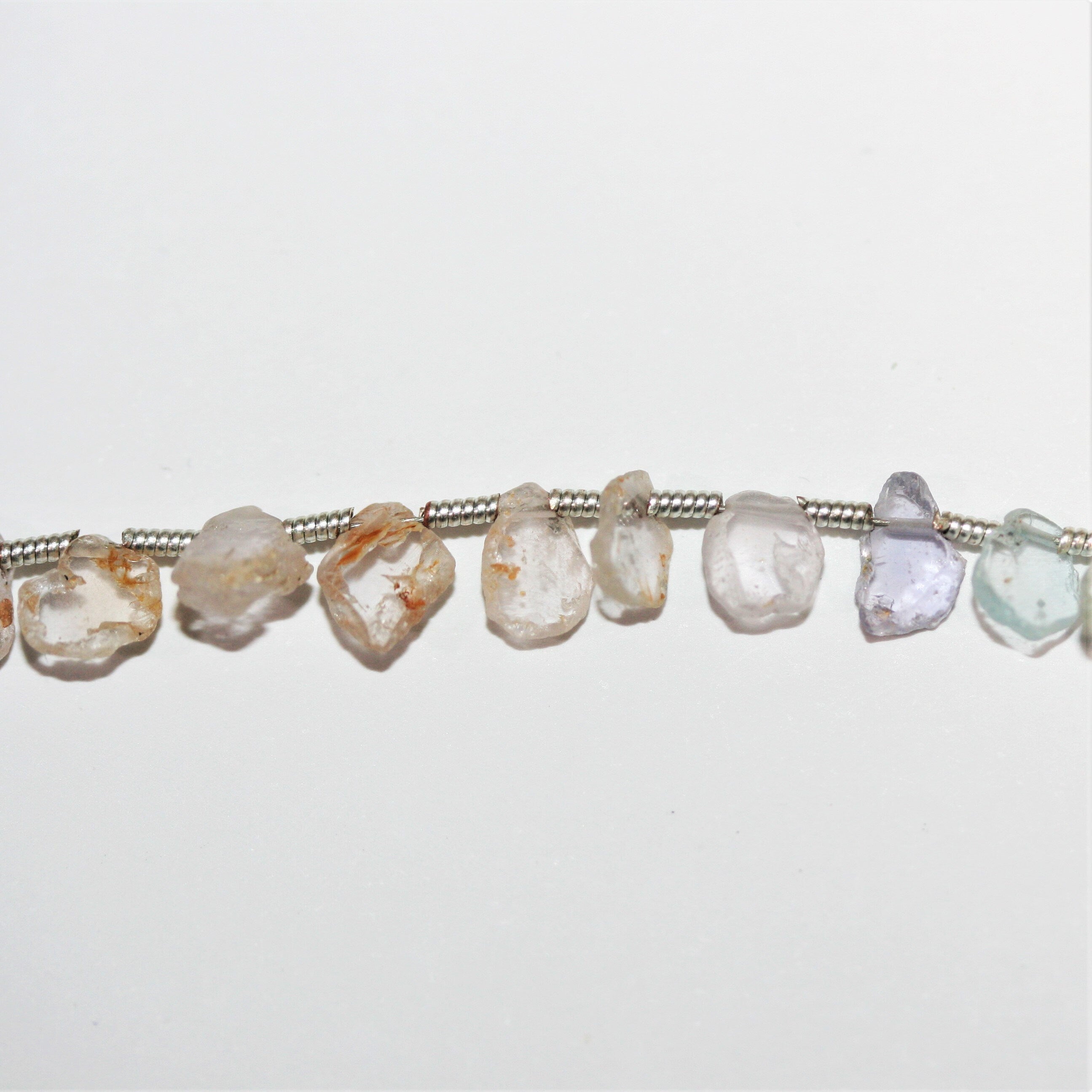 Perles plates irrégulières en saphir de Madagascar de 8 pouces (environ 20 cm), de 6 à 7 mm de diamètre. Longueur du brin : environ 20 cm.