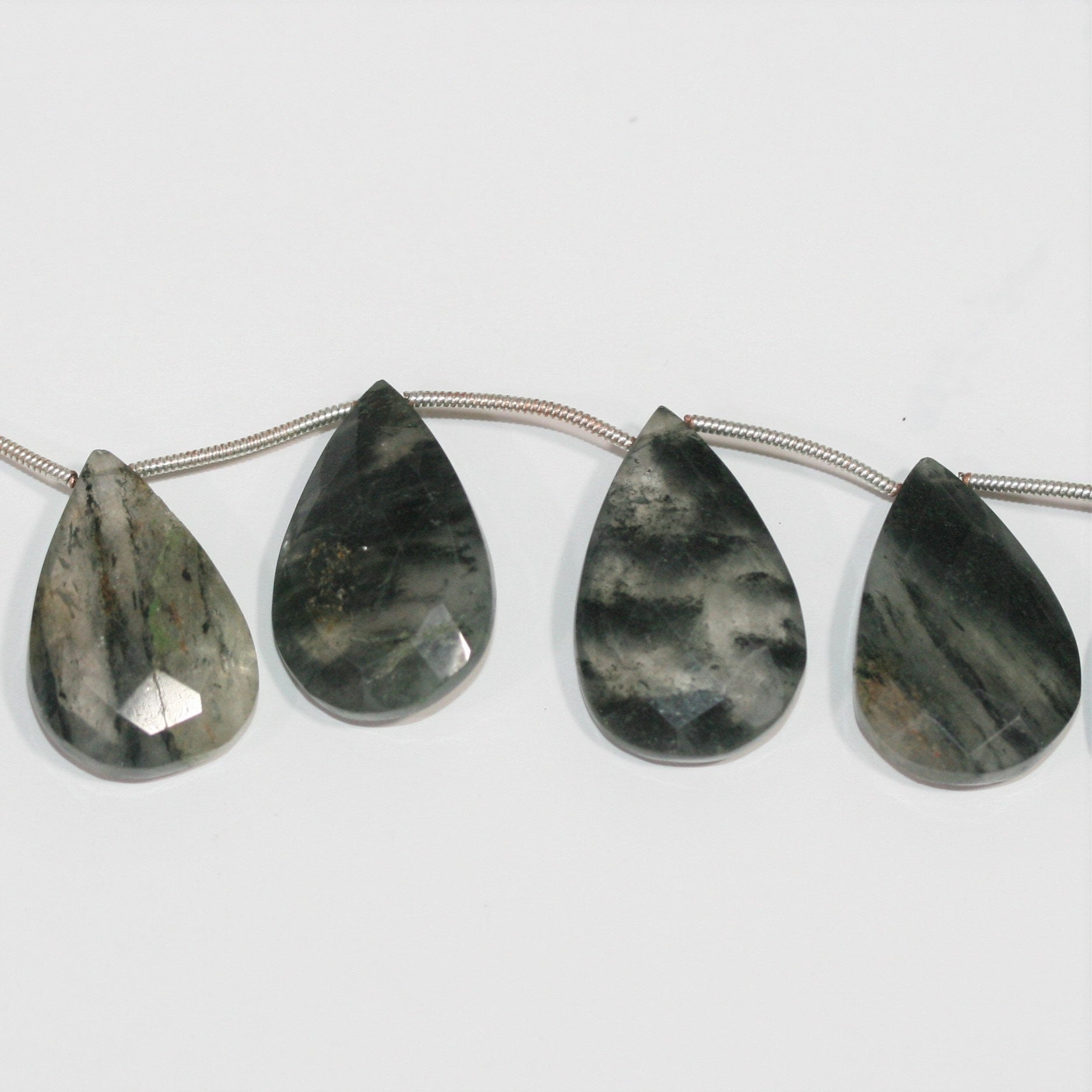 Cuentas de cuarzo turmalinado facetadas de 7" x 21 x 16 mm. Aprox. - Hilo de 18 cm.